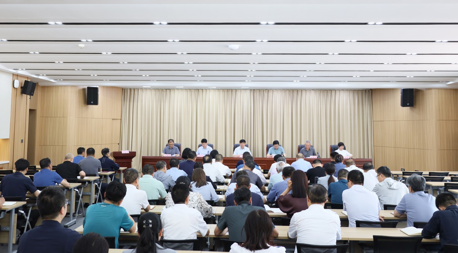 我校召开深入贯彻中央八项规定精神学习教育调度会