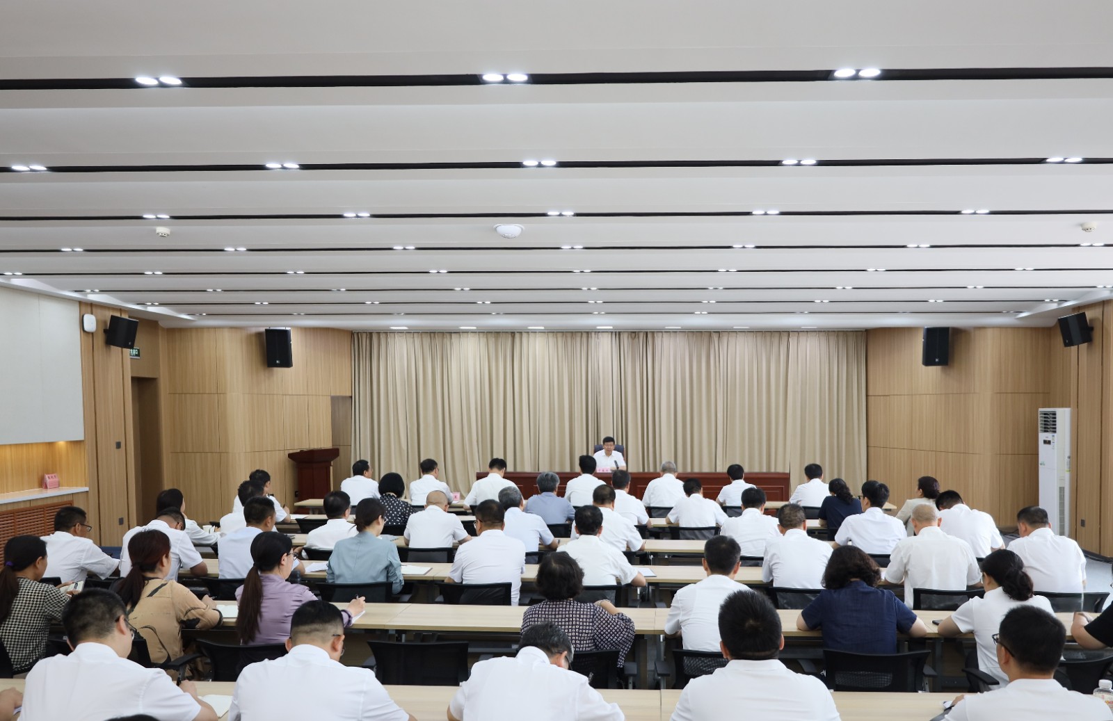 校党委书记牛春雨就深入贯彻中央八项规定精神学习教育讲专题党课